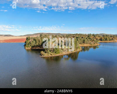 Vista aerea del Lago Cuyamaca, 110 acri serbatoio ed una zona di svago nella parte orientale delle Montagne Cuyamaca, situato nella parte orientale della contea di San Diego, California, Stati Uniti d'America Foto Stock