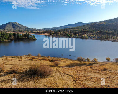 Vista aerea del Lago Cuyamaca, 110 acri serbatoio ed una zona di svago nella parte orientale delle Montagne Cuyamaca, situato nella parte orientale della contea di San Diego, California, Stati Uniti d'America Foto Stock