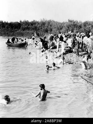 Pellegrini la balneazione nel fiume Giordano, dopo che l'acqua è stata benedetta dal sacerdote della chiesa Greco Ortodossa 1880-1900 Foto Stock