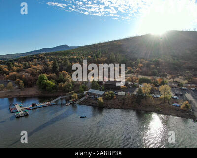 Vista aerea del Lago Cuyamaca, 110 acri serbatoio ed una zona di svago nella parte orientale delle Montagne Cuyamaca, situato nella parte orientale della contea di San Diego, California, Stati Uniti d'America Foto Stock