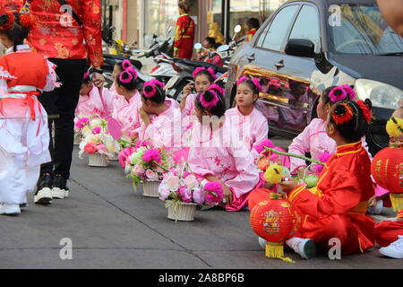 Drago Cinese processione di danza Roi Et, Thailandia Foto Stock
