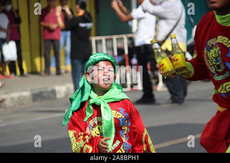 Drago Cinese processione di danza Roi Et, Thailandia Foto Stock
