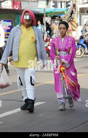 Drago Cinese processione di danza Roi Et, Thailandia Foto Stock