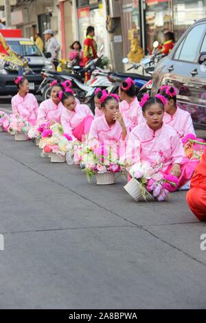 Drago Cinese processione di danza Roi Et, Thailandia Foto Stock
