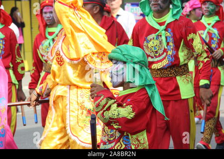 Drago Cinese processione di danza Roi Et, Thailandia Foto Stock