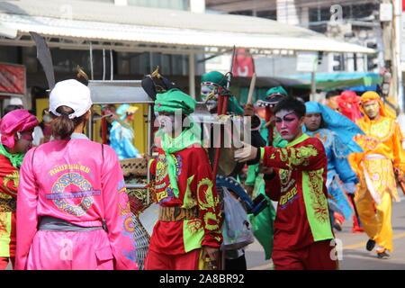 Drago Cinese processione di danza Roi Et, Thailandia Foto Stock