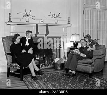 Vigilia di Natale a casa del giovane Suprema Corte di giustizia. Washington D.C.. Associare la giustizia della corte suprema e la Sig.ra William O. Douglas con i loro figli, dicembre 1939. Foto Stock