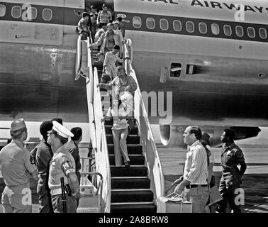 1975 - rifugiati vietnamiti arrivano alla stazione di aria dopo essere stata evacuata da Saigon. Foto Stock