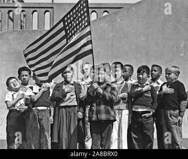 San Francisco, California. Bandiera di allegiance pegno a Raphael Weill Public School, Geary e Buchanan strade 4/20/1942 Foto Stock