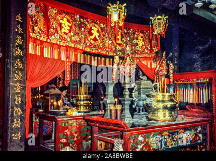 Cheung Chau Isola, Cina. 30 ott 1981. Interno di un riccamente decorate tempio buddista sul Cheung Chau isola. Tradizionalmente un villaggio di pescatori, l'isola, 6.2 miglia (10 km) con il traghetto da Hong Kong, è diventata una grande attrazione turistica negli ultimi anni. Credito: Arnold Drapkin/ZUMA filo/Alamy Live News Foto Stock