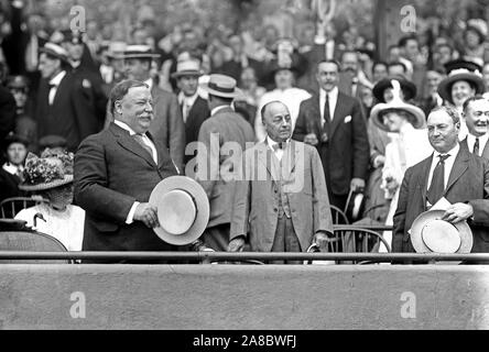 Il presidente William Howard Taft a baseball gioco con Philander Knox, e Vice Presidente Sherman (Sig.ra Taft dietro il presidente) ca. 1912 Foto Stock