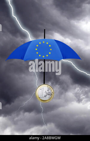 Euro-Rettungsschirm, dient dem Schutz der Waehrung vor Krisen, Gewitter, Blitz, Regenwolken Foto Stock