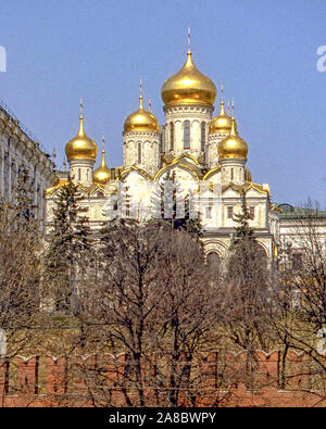 Mosca, Russia. Il 3 maggio, 1988. La chiesa russo-ortodossa Cattedrale dell'Annunciazione, sul lato sud-ovest della piazza della Cattedrale del Cremlino di Mosca in Russia, originariamente era la cappella privata per il moscovita zar ed è ora parte del Cremlino di Mosca musei. Piazza della Cattedrale del Cremlino è popolare con i turisti. Credito: Arnold Drapkin/ZUMA filo/Alamy Live News Foto Stock