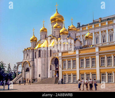 Mosca, Russia. Il 3 maggio, 1988. La chiesa russo-ortodossa Cattedrale dell'Annunciazione, sul lato sud-ovest della piazza della Cattedrale del Cremlino di Mosca in Russia, originariamente era la cappella privata per il moscovita zar ed è ora parte del Cremlino di Mosca musei. Piazza della Cattedrale del Cremlino è popolare con i turisti. Credito: Arnold Drapkin/ZUMA filo/Alamy Live News Foto Stock