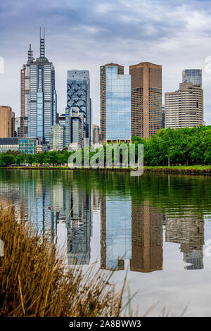 Un tipico nuvoloso e tempestoso giorno di Melbourne, con il fiume Yarra e sullo skyline della città si riflette nell'acqua. Foto Stock