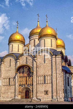 Mosca, Russia. Il 3 maggio, 1988. La chiesa russo-ortodossa Cattedrale dell'Annunciazione, sul lato sud-ovest della piazza della Cattedrale del Cremlino di Mosca in Russia, originariamente era la cappella privata per il moscovita zar ed è ora parte del Cremlino di Mosca musei. Piazza della Cattedrale del Cremlino è popolare con i turisti. Credito: Arnold Drapkin/ZUMA filo/Alamy Live News Foto Stock