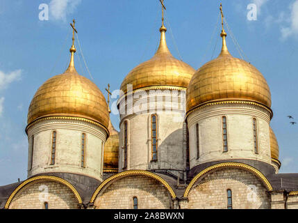 Mosca, Russia. Il 3 maggio, 1988. Cupole dorate della chiesa russo-ortodossa Cattedrale dell'Annunciazione, sul lato sud-ovest della piazza della Cattedrale del Cremlino di Mosca in Russia. Originariamente la cappella personale per il moscovita zar è ora parte del Cremlino di Mosca musei. Piazza della Cattedrale del Cremlino è popolare con i turisti. Credito: Arnold Drapkin/ZUMA filo/Alamy Live News Foto Stock