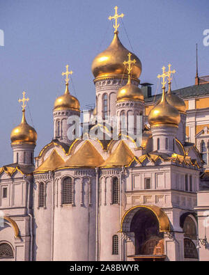 Mosca, Russia. Il 3 maggio, 1988. La chiesa russo-ortodossa Cattedrale dell'Annunciazione, sul lato sud-ovest della piazza della Cattedrale del Cremlino di Mosca in Russia, originariamente era la cappella privata per il moscovita zar ed è ora parte del Cremlino di Mosca musei. Piazza della Cattedrale del Cremlino è popolare con i turisti. Credito: Arnold Drapkin/ZUMA filo/Alamy Live News Foto Stock