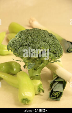 Grünes Gemüse, Brokkoli, Lauch, paprica, Zwiebeln, Foto Stock