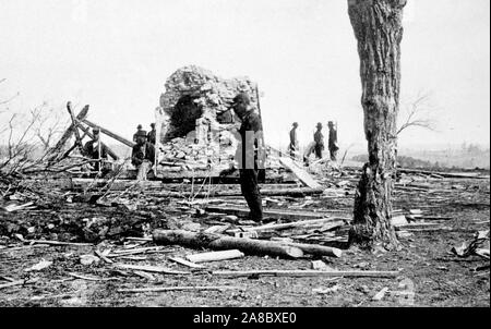 Cavalletto di soldati in mezzo alle rovine della Signora Henry's house, Bull Run. Foto Stock