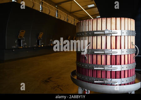 Movimento lento del Giallo bottiglia spray a gocce su sfondo nero Foto Stock