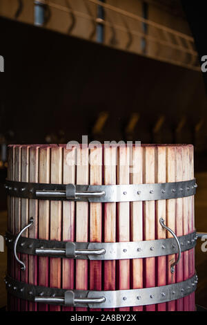 Movimento lento del Giallo bottiglia spray a gocce su sfondo nero Foto Stock