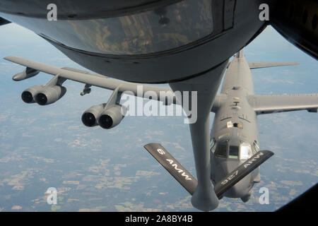 A B Stratofortress assegnato a Barksdale Air Force Base, La., si avvicina a un KC-135 Stratotanker assegnato a MacDill AFB Fla., per il rifornimento di sostegno nov. 4, 2019. Il KC-135 offre una rapida mobilità globale con il rifornimento di aria per estendere le funzionalità di global strike e dissuasione strategica missioni. (U.S. Air Force foto di Airman 1. Classe Shannon Bowman) Foto Stock