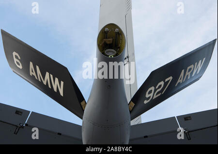 Il braccio Lampeggia coda del sesto Aria Mobilità ala (AMW) e l'aria in forza della riserva 927th Air Refuelling ala (ARW) vengono visualizzate su tutti i KC-135 Stratotankers assegnato a MacDill Air Force Base, Fla. il sesto AMW è stato rinominato come il sesto ARW Sett. 30, 2019. Il 6 ARW è in corso il processo di aggiornamento del suo braccio Lampeggia coda per riflettere l'ala della nuova designazione. (U.S. Air Force foto di Airman 1. Classe Shannon Bowman) Foto Stock