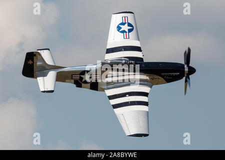 Una guerra mondiale II era P Mustang esegue un volo al 2019 Thunder su Airshow Michigan. Foto Stock