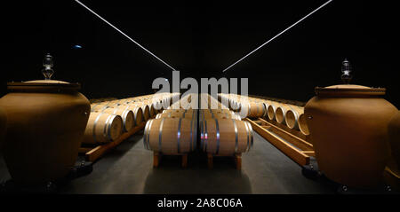 Movimento lento del Giallo bottiglia spray a gocce su sfondo nero Foto Stock