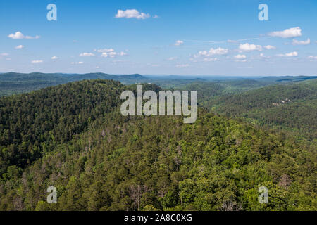 Le colline del Parco nazionale di Hot Springs in Arkansas durante il giorno come si vede dalle sorgenti termali Torre di montagna. Foto Stock