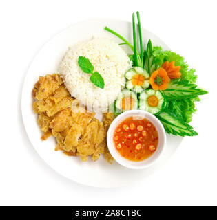 Hainanese Croccante di pollo fritto Riso con salsa di soia Salsa decorano il cetriolo scolpito fusion cibo cinese e thailandese in stile mix il miglior cibo popolare in Thailandia Foto Stock