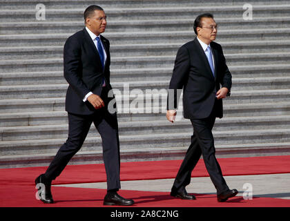 Pechino, Cina. 08 Nov, 2019. Il premier cinese LI Keqiang (R) accompagnatrici il Primo Ministro giamaicano Andrew Holness per una cerimonia di benvenuto presso la Grande Sala del Popolo di Pechino su Venerdì, Novembre 68, 2019. Holness ha accolto con favore la possibilità di lavorare con la Cina in settori quali le fonti rinnovabili di energia, la sicurezza delle frontiere, agricoltura, sanità e istruzione dello stelo per sostenere la Giamaica nella economia. Foto di Stefano rasoio/UPI Credito: UPI/Alamy Live News Foto Stock