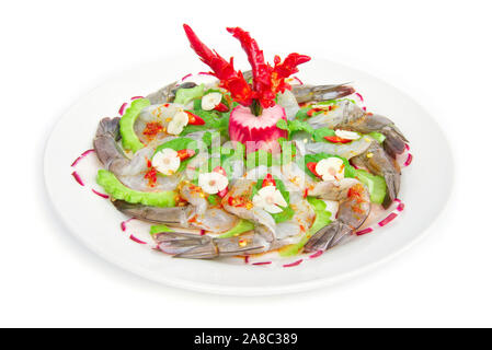 Gamberi in salsa di pesce speziato con insalata di frutti di mare e rabboccato. Cibo tailandese sul piatto decorare con peperoncino intagliato e aglio gourd Amaro slice ,foglie di menta vista laterale Foto Stock