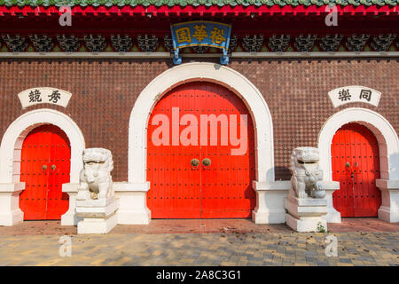 Arco tradizionale design con tre porte di colore rosso. Foto Stock