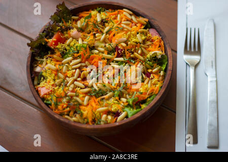 Il cous cous Insalata estiva con pinoli Foto Stock