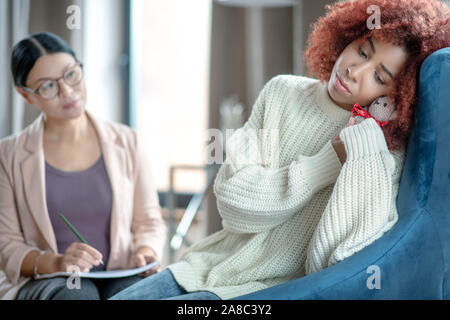 Madre della sofferenza dopo la perdita del bambino mentre proveniente da psicanalista Foto Stock