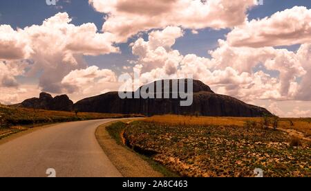 Paesaggio di Andringitra mountain range e Cardinali hat montagna a Ihosy, Madagascar Foto Stock