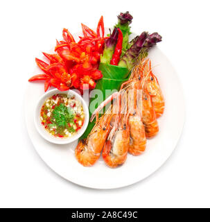 Grigliata di gamberi o piccoli gamberi di fiume con Thai salsa piccante seafood dipping decorare con sculture di verdure vista superiore Foto Stock