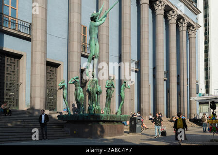 Stoccolma Hotorget, vista in estate la Stockholm Concert Hall edificio a Hötorget (il mercato del fieno) quadrata con Orfeo fontana in primo piano, Svezia. Foto Stock