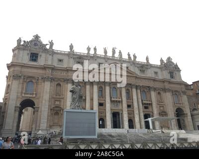 Vaticano Vaticano, Cina. 8 Novembre, 2019. Vaticano, st. Pietro Chiesa.San Pietro Chiesa è una basilica cattolica in Vaticano. Fu costruita dal 1506 al 1626 ed è uno dei più importanti simboli della Chiesa Cattolica. Credito: SIPA Asia/ZUMA filo/Alamy Live News Foto Stock