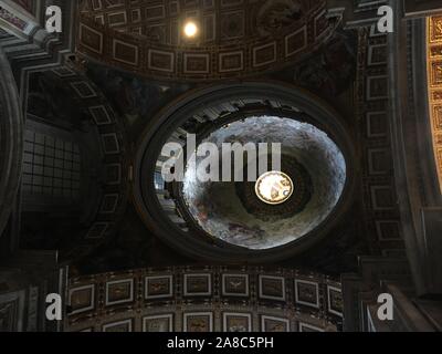 Vaticano Vaticano, Cina. 8 Novembre, 2019. Vaticano, st. Pietro Chiesa.San Pietro Chiesa è una basilica cattolica in Vaticano. Fu costruita dal 1506 al 1626 ed è uno dei più importanti simboli della Chiesa Cattolica. Credito: SIPA Asia/ZUMA filo/Alamy Live News Foto Stock