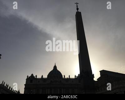 Vaticano Vaticano, Cina. 8 Novembre, 2019. Vaticano, st. Pietro Chiesa.San Pietro Chiesa è una basilica cattolica in Vaticano. Fu costruita dal 1506 al 1626 ed è uno dei più importanti simboli della Chiesa Cattolica. Credito: SIPA Asia/ZUMA filo/Alamy Live News Foto Stock