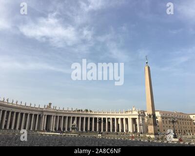 Vaticano Vaticano, Cina. 8 Novembre, 2019. Vaticano, st. Pietro Chiesa.San Pietro Chiesa è una basilica cattolica in Vaticano. Fu costruita dal 1506 al 1626 ed è uno dei più importanti simboli della Chiesa Cattolica. Credito: SIPA Asia/ZUMA filo/Alamy Live News Foto Stock