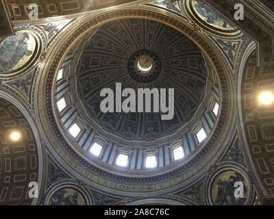 Vaticano Vaticano, Cina. 8 Novembre, 2019. Vaticano, st. Pietro Chiesa.San Pietro Chiesa è una basilica cattolica in Vaticano. Fu costruita dal 1506 al 1626 ed è uno dei più importanti simboli della Chiesa Cattolica. Credito: SIPA Asia/ZUMA filo/Alamy Live News Foto Stock