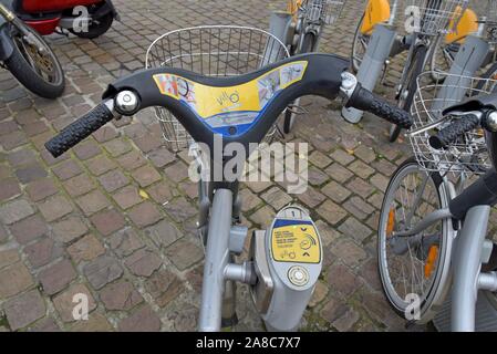 Villo! Noleggio di biciclette nel parcheggio bici docks fuori stazione Midi di Bruxelles, Belgio Foto Stock