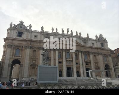 Vaticano Vaticano, Cina. 8 Novembre, 2019. Vaticano, st. Pietro Chiesa.San Pietro Chiesa è una basilica cattolica in Vaticano. Fu costruita dal 1506 al 1626 ed è uno dei più importanti simboli della Chiesa Cattolica. Credito: SIPA Asia/ZUMA filo/Alamy Live News Foto Stock