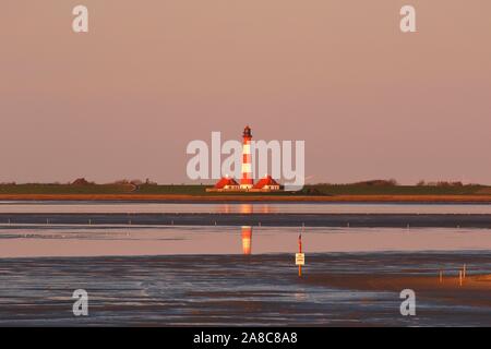 Faro Westerheversand nella luce della sera, Schleswig-Holstein il Wadden Sea National Park, Westerhever, Frisia settentrionale, Schleswig-Holstein, Germania Foto Stock