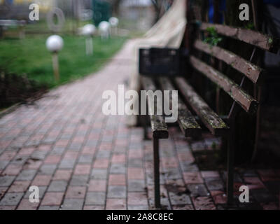 Vecchio retrò panca in legno con pareti scrostate. Foto Stock