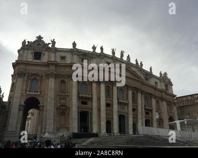 Vaticano Vaticano, Cina. 8 Novembre, 2019. Vaticano, st. Pietro Chiesa.San Pietro Chiesa è una basilica cattolica in Vaticano. Fu costruita dal 1506 al 1626 ed è uno dei più importanti simboli della Chiesa Cattolica. Credito: SIPA Asia/ZUMA filo/Alamy Live News Foto Stock